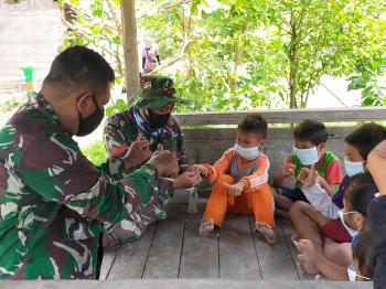 Ditengah Bakti Sosial, Satgas TMMD Bojonegoro Edukasi Anak-Anak